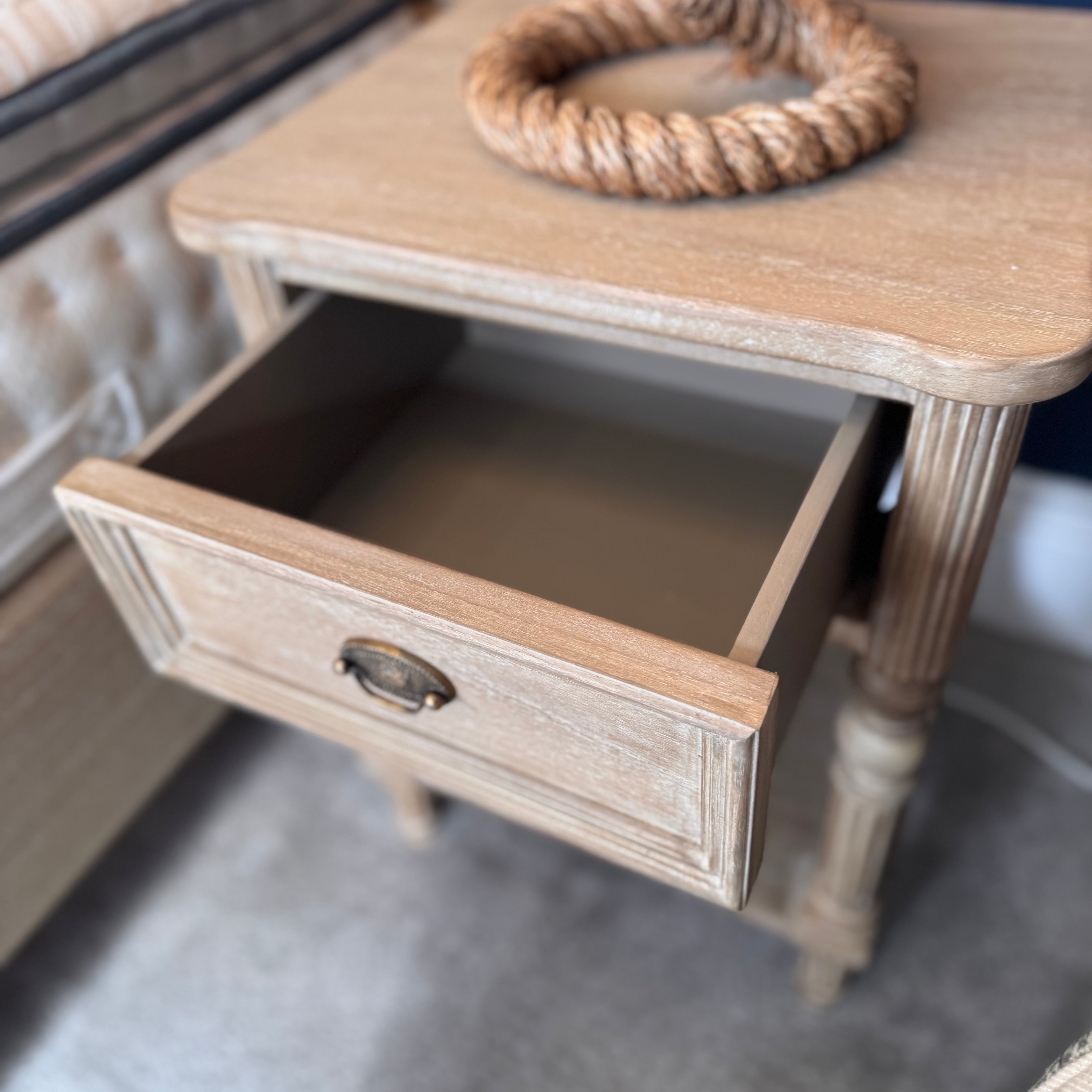 Wynnie| Small Bedside
