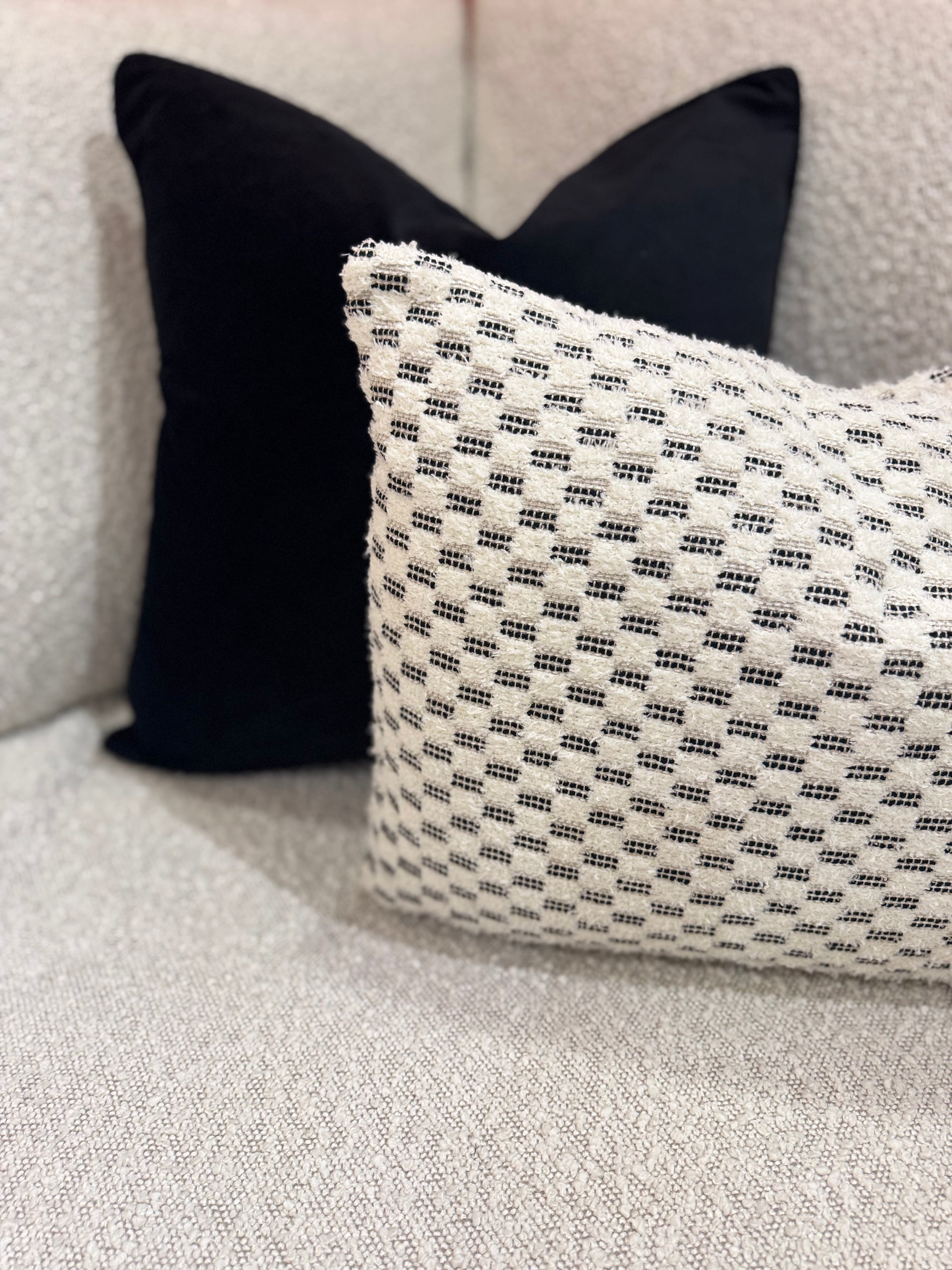 Monroe Bouclé Black/ Cream | 40 x 60